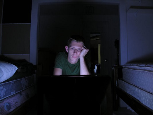 thức khuya là điều mà bệnh nhân huyết áp thấp kỵ