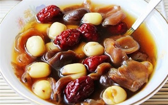 táo đỏ và hạt sen hầm